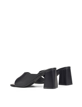Smooth leather black sandal on a block heel with toe detail
